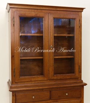 Credenza con alzata stile classico in legno massello di noce con gambe a cipolla e 2 ante a vetro
